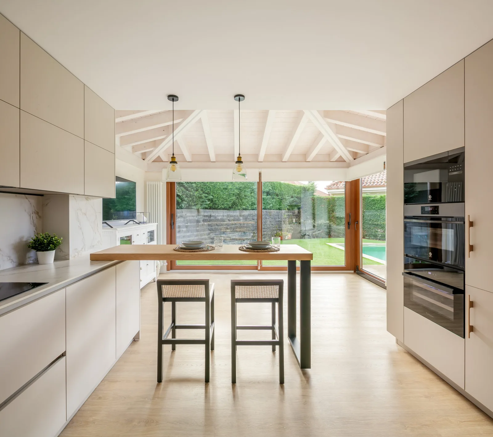 Una pensada para convivir con el exterior — cocina a medida de Rosso Home Design en Sotogrande
