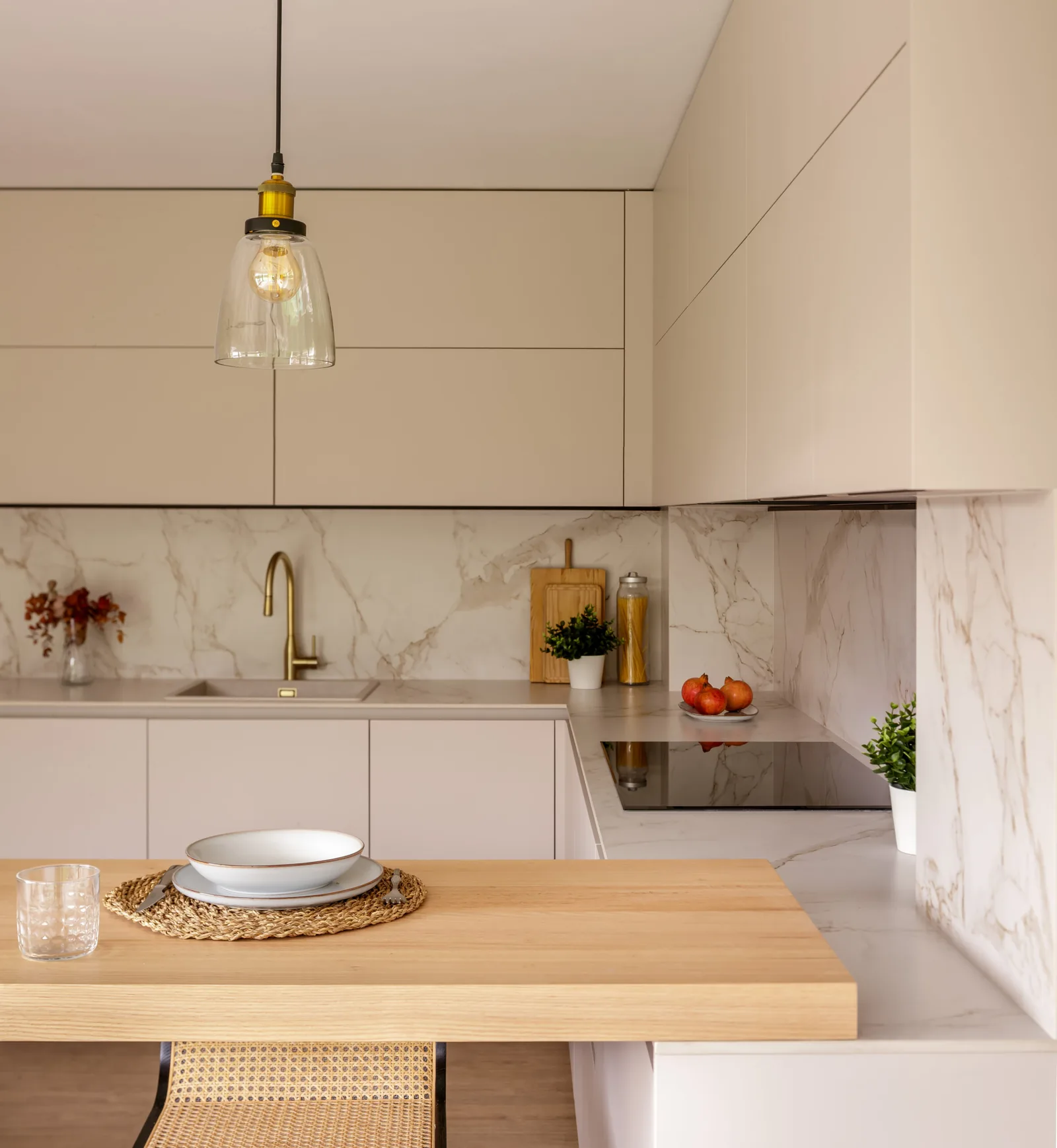 Una pensada para convivir con el exterior — cocina a medida de Rosso Home Design en Sotogrande